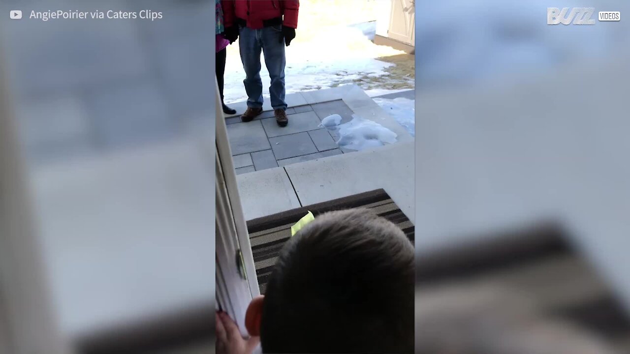 Avós cantam os parabéns ao neto na rua