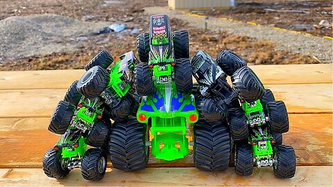 MONSTER JAM | SPIN MASTER | MAX-D vs RADICAL RESCUE | GRAVE DIGGER | HOT WHEELS | MONSTER TRUCKS