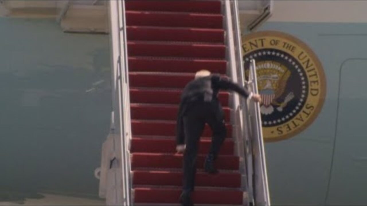 WATCH! BIDEN AGAIN NEARLY COLLAPSES ON STAIRS OF AIR FORCE ONE!!!