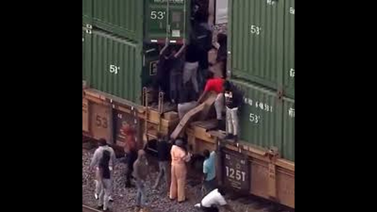 The Cargo Train to Wakanda makes a pitstop to drop off some Flat Screens in Chicago π€΄πΏπππ©πππ