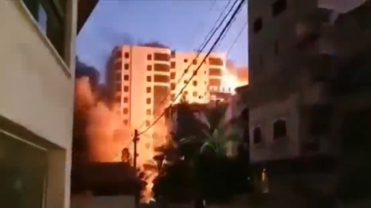Air strike topples 13-story Gaza building