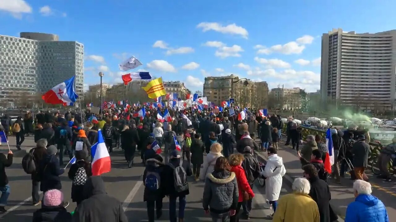 Manifestation contre la pass vaccinal place de Barcelone à Paris le 19/02/2022 - Vidéo 1