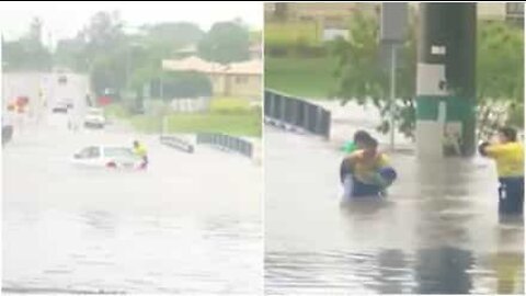 Mulher resgatada de carro varrido por inundação!