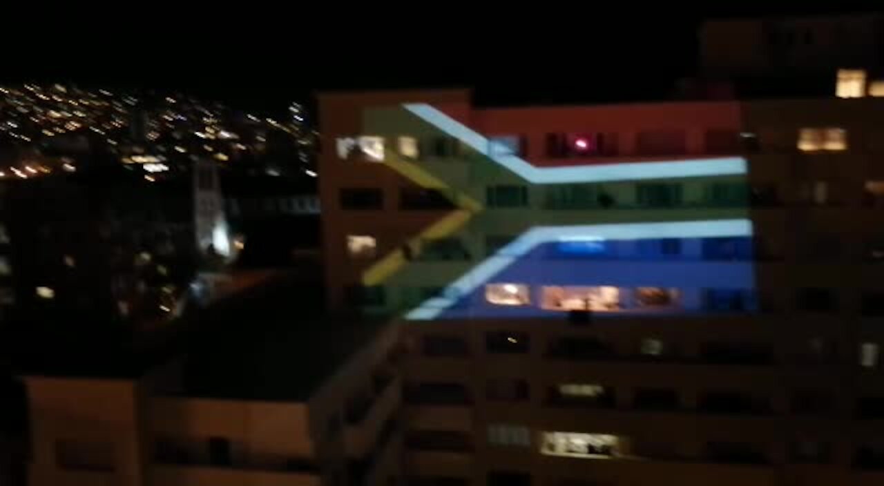 WATCH: Capetonians sing the national anthem while they 'Clap for our Carers' (Yma)