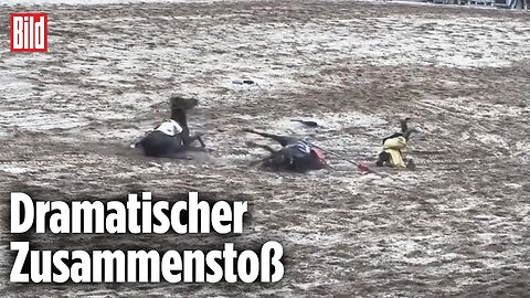 CHINA: Reiter krachen bei Pferdeshow brutal zusammen