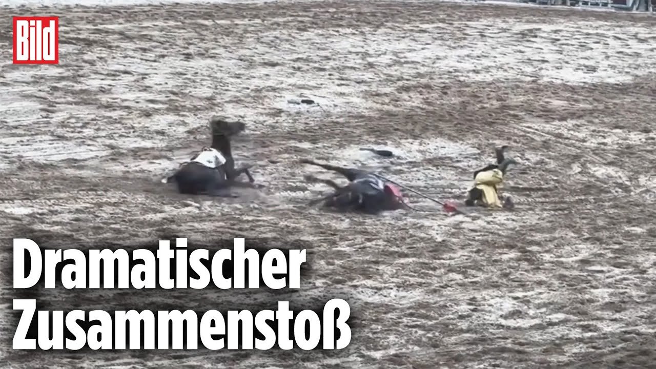 CHINA: Reiter krachen bei Pferdeshow brutal zusammen