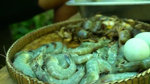 Survival Cooking Skill-Deep Fry Shrimp And Crab Seafood Eating With Hot Chili Sauce So Delicious-4