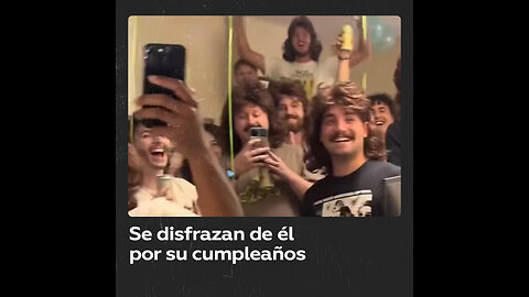 Sus amigos se disfrazan de él en su fiesta sorpresa de cumpleaños