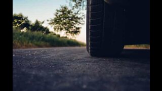 Wheel pops off car on the highway