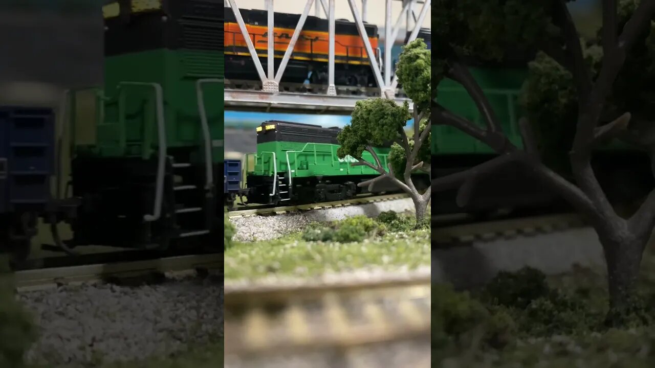 BN U28C pulling tie cars