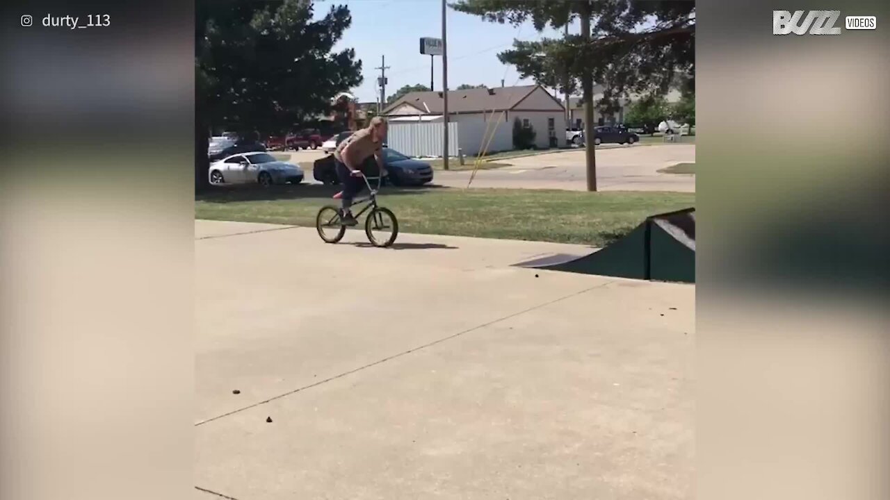 Ragazzo si ferisce tentando un'acrobazia in BMX