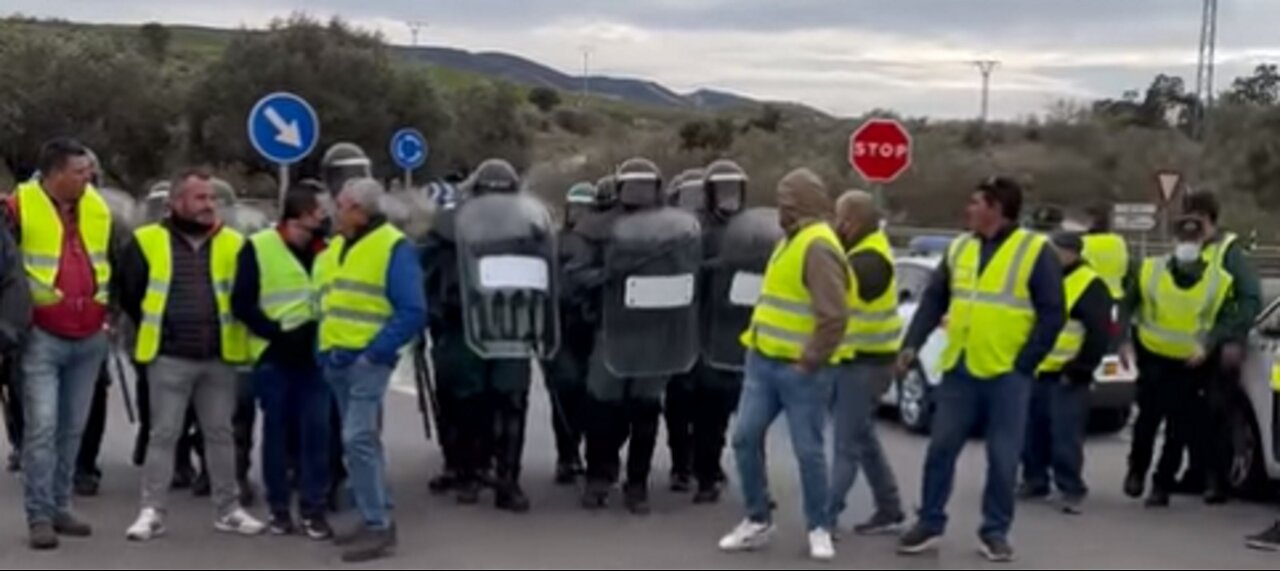 El Gobierno socialcomunista manda a la Guardia Civil a detener a los transportistas en huelga