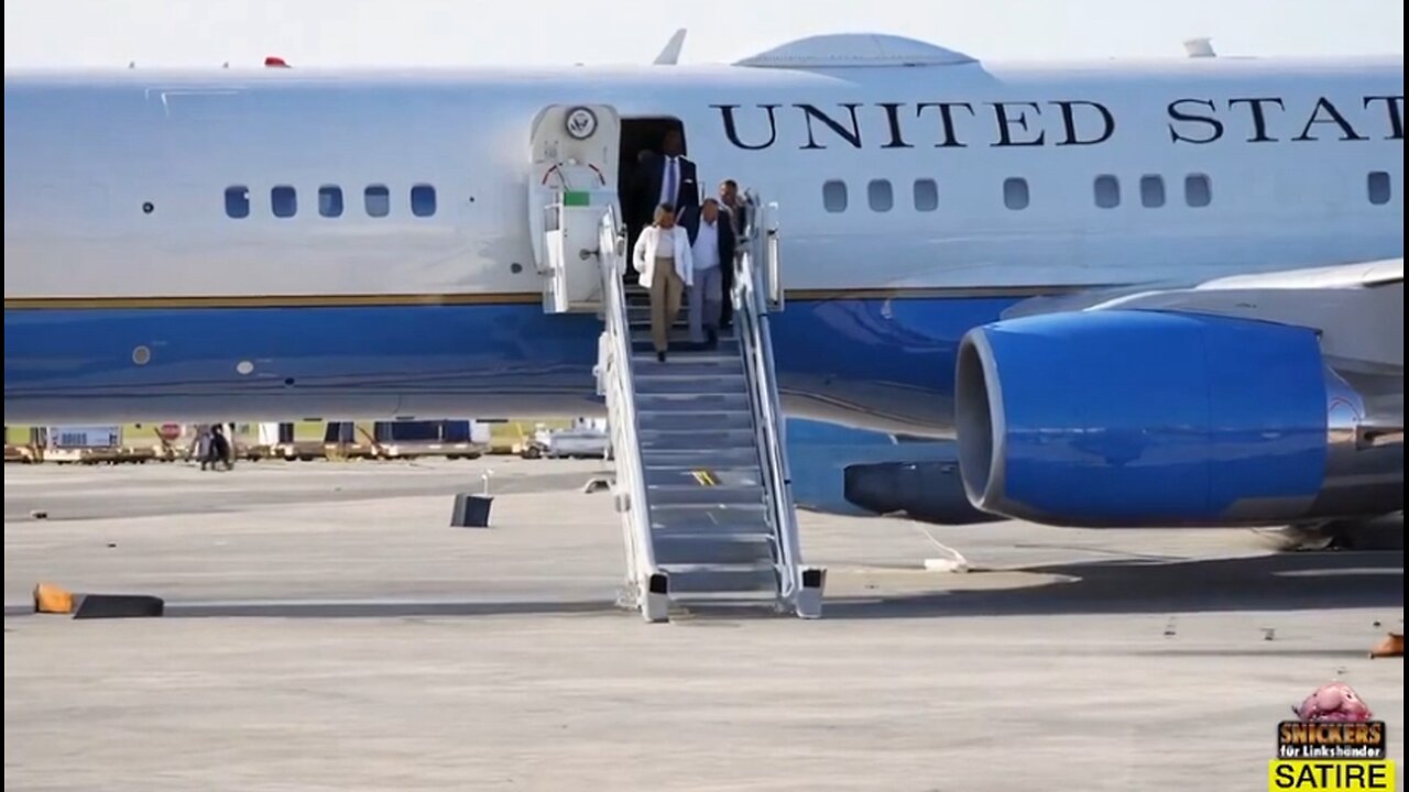 Kabala Harris landing at Las Vegas was all CGI, watch how Walz walks right off the ramp