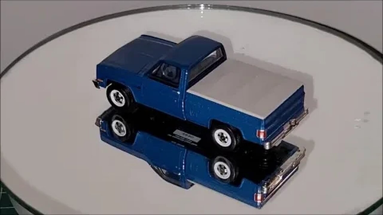 Premium Diecast Cars - Chevrolet C 10 Custom Deluxe 1981 - Greenlight 1:64