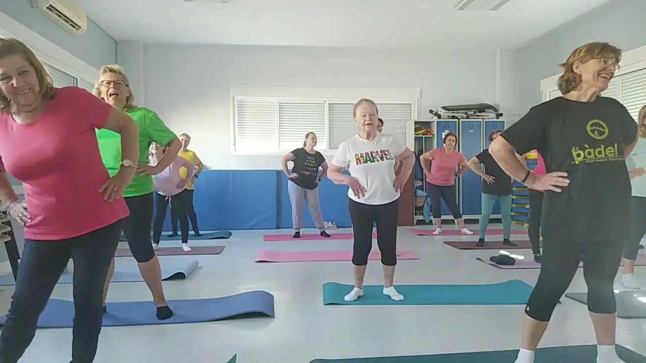 Pilates de pie, core y dinamica de caderas Mi grupo 2