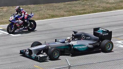 LEWIS HAMILTON F1 CAR vs YAMAHA R1M SUPERBIKE!