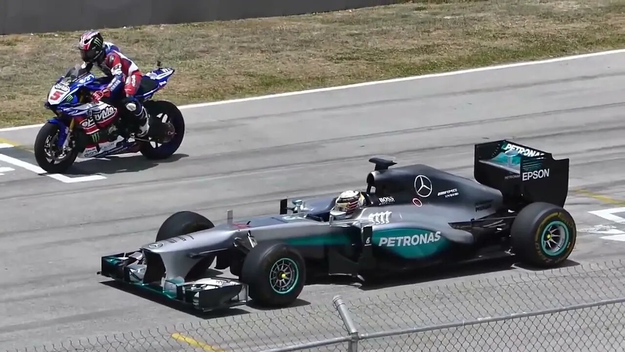 LEWIS HAMILTON F1 CAR vs YAMAHA R1M SUPERBIKE!