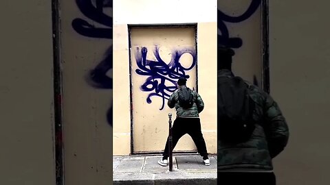 INSANE GRAFFITI TAG IN BROAD DAYLIGHT 👀 #graffiti #graffitiart #shorts