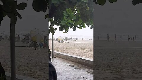 CHOVENDO e o POVO na PRAIA 😅😅