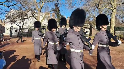 The kings guards leaving Clarence house #buckinghampalace