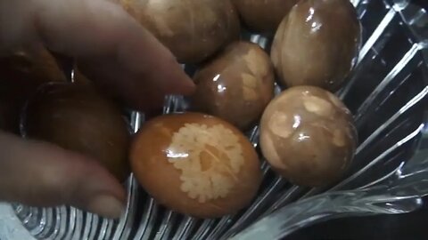 My Grandma Showed me How to dye Easter eggs traditional and natural way