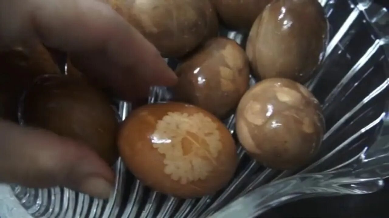 My Grandma Showed me How to dye Easter eggs traditional and natural way