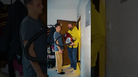 FACET Z ODKURZACZEM #ponki #odkurzacz #sprzedawca #shorts