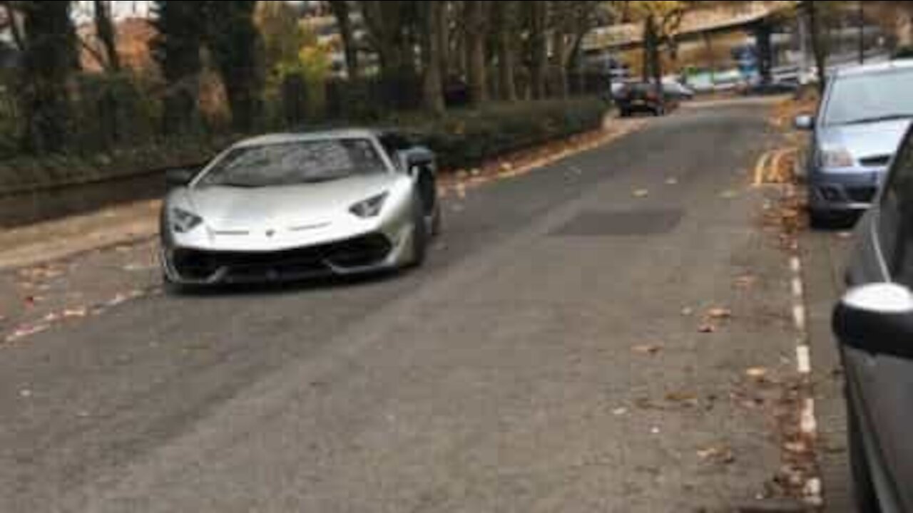 Carro desportivo faz derrapagem incrível e acaba estacionado