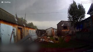 Câmara de carro filma tornado devastador