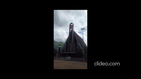 alimentando os pombos na praca completo