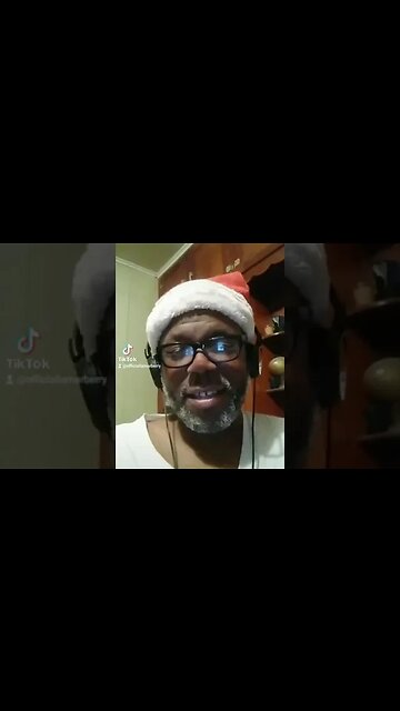 I Used A Filter To Look Like The Grinch And I Look More Like Oscar The Grouch! Lol 😂😂😂😂