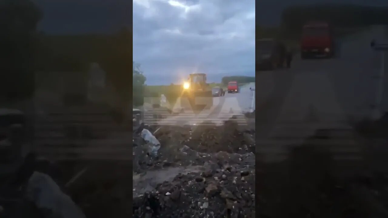 Russos destruíram estradas cavando fossos P/barrar o avanço dos mercenários em direção a Moscou.#new