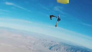 Amigos fazem skydive duplo impressionante