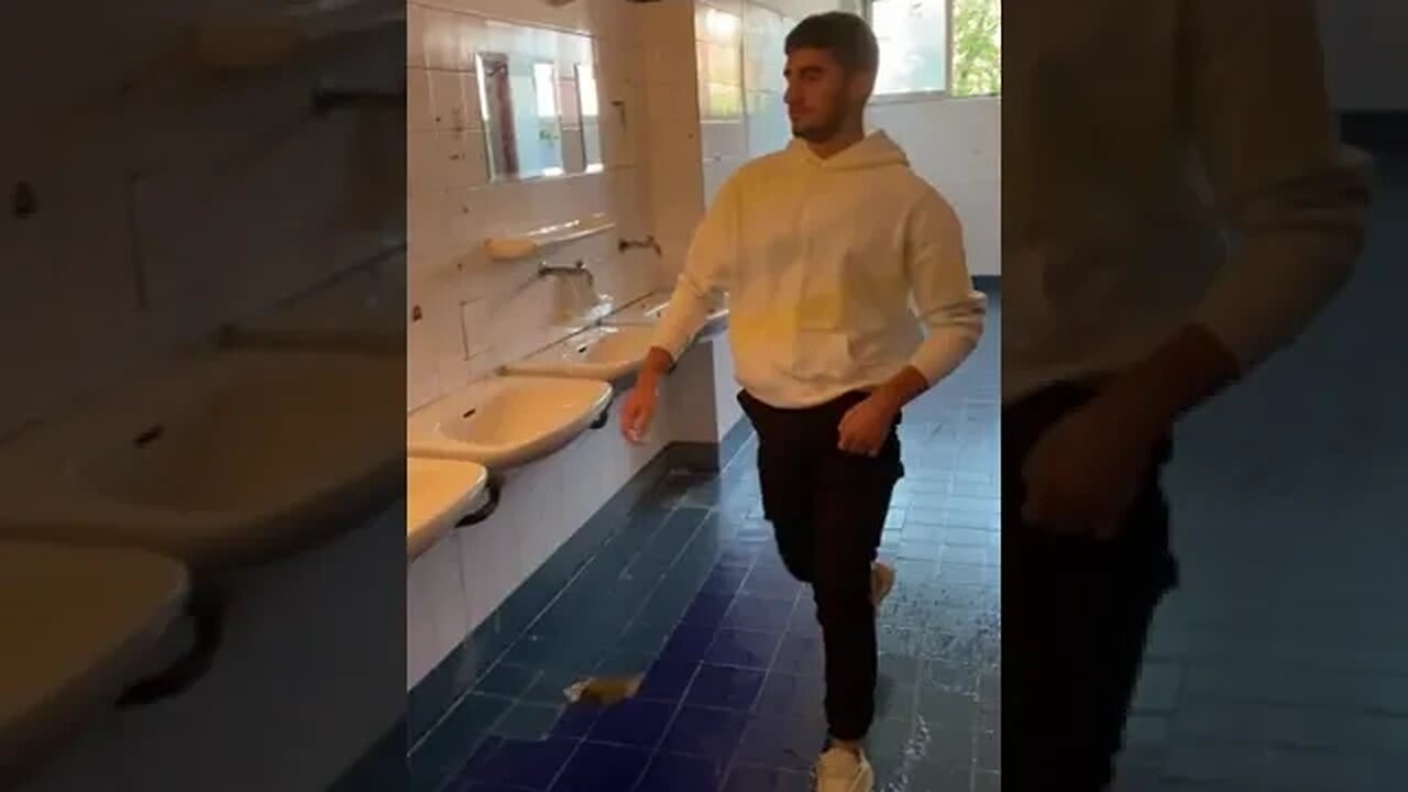 Just A Normal School TikTok sekliziotiss