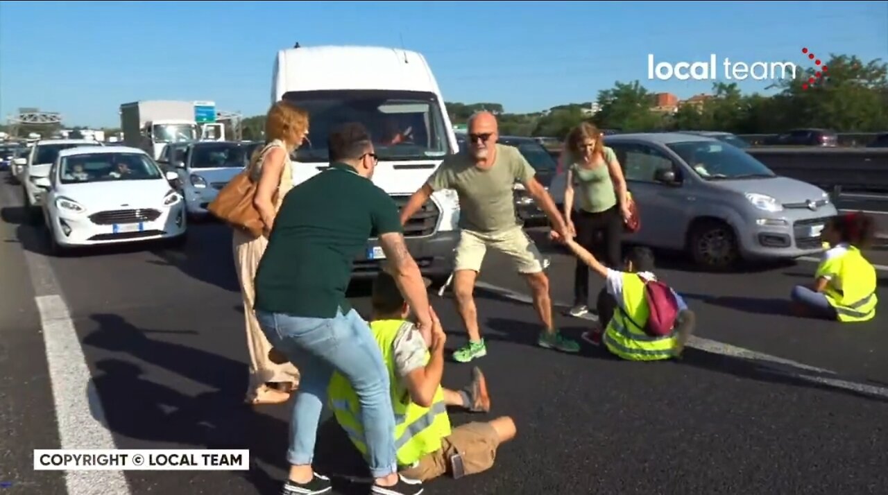 This Is How Motorists In Rome Deal With Climate Activists