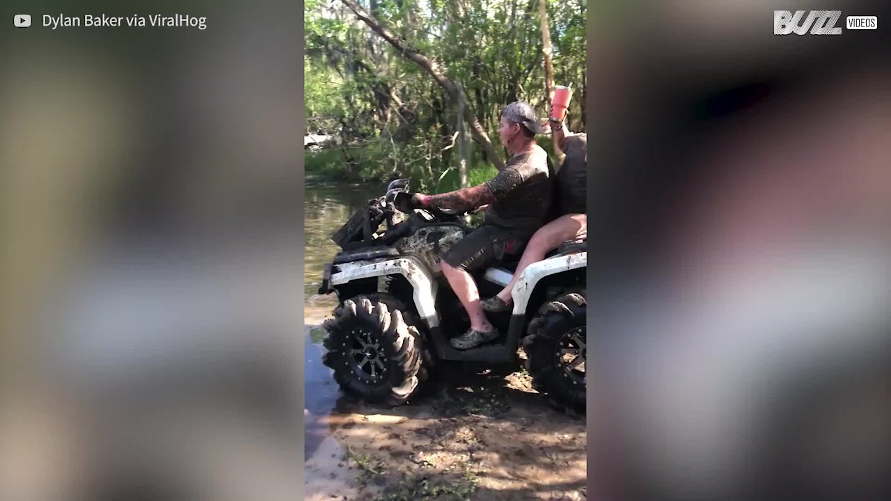 En quad, il fait tomber son amie dans une rivière boueuse