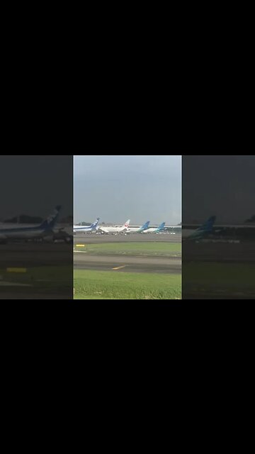 Taxiing in Jakarta International Airport/Taksi di Bandara Internasional Jakarta​