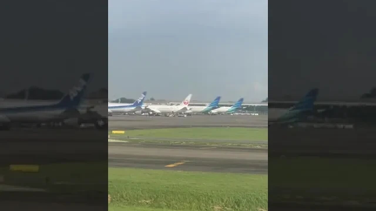 Taxiing in Jakarta International Airport/Taksi di Bandara Internasional Jakarta