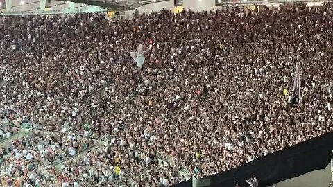 Torcida do Fluminense debochando do Flamengo: “Real Madrid, pode esperar, a sua hora vai chegar.”