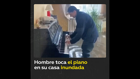 Un hombre toca el piano en una casa inundada en Rusia