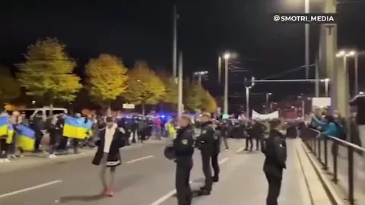 Los contra manifestantes alemanes interrumpen una protesta ucraniana en Alemania llamándolos "nazis"