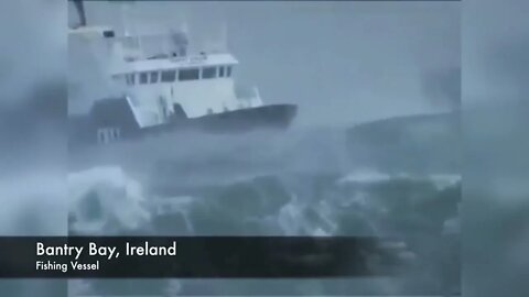 Ships in Storms | 10+ TERRIFYING MONSTER WAVES, Hurricanes & Thunderstorms at Sea