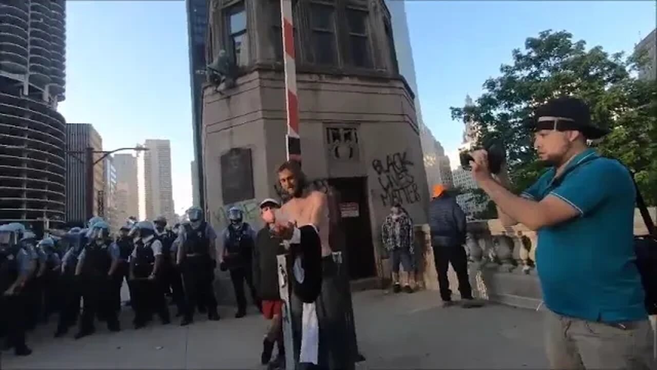 Racist Homebum Defends Chicago Cops to B.L.M. Before Explosion Heard