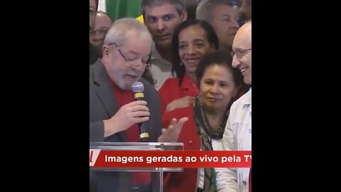 Lula reclama que agora ele precisa segurar o microfone