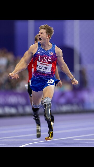 Hunter Woodhall wins Paralympic gold, celebrates with Olympic gold medalist wife #paralympics2024