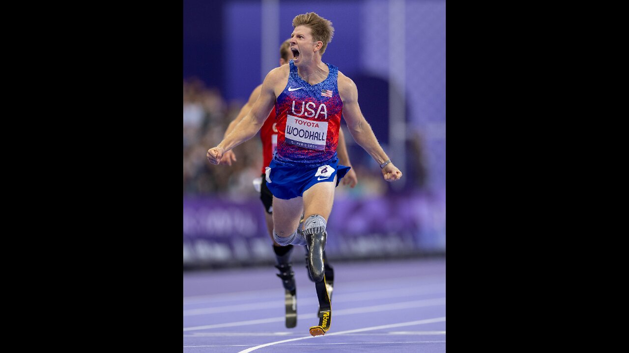 Hunter Woodhall wins Paralympic gold, celebrates with Olympic gold medalist wife #paralympics2024