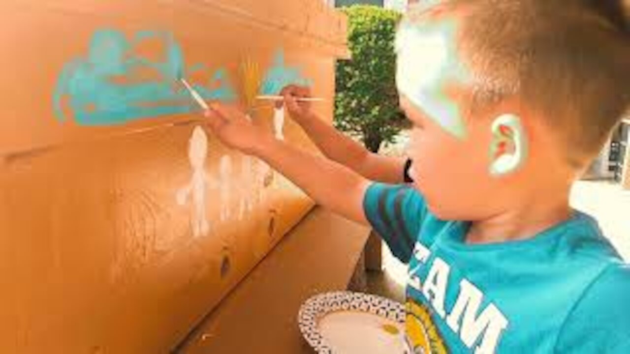 HAND PAINTING HORIZONTAL BEEHIVE WITH KIDS