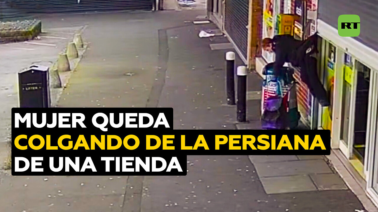 El abrigo de una mujer se engancha a una persiana y esta la levanta