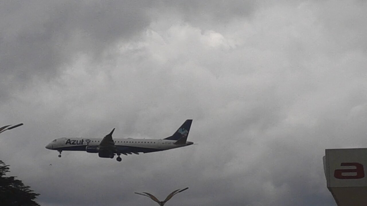 Embraer 195 PR-AUF on final approach before to land in Manaus coming from Santarém