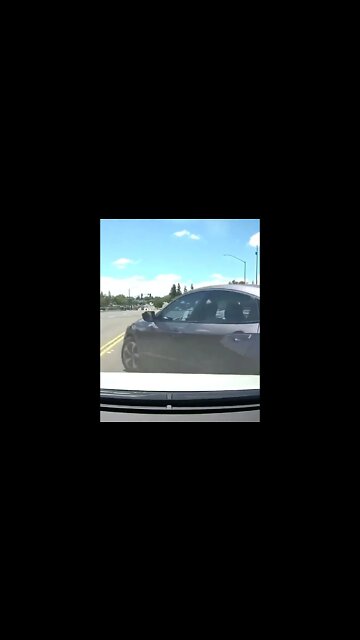 Idiot tries to U Turn from right lane #dashcam